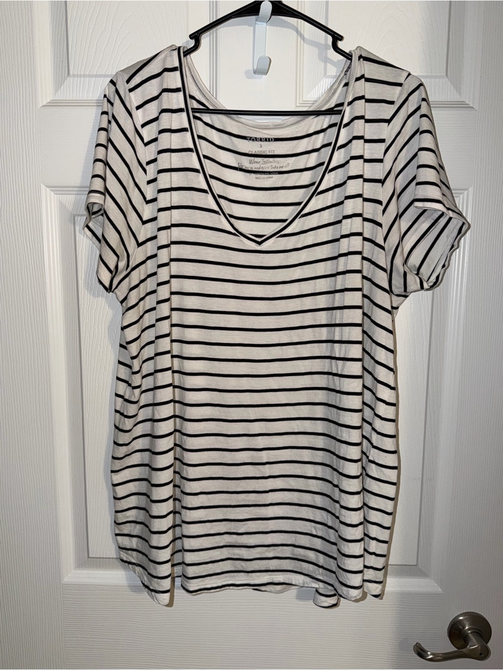 Torrid size 3 Classic Black & White Striped V-Neck Women's Tee